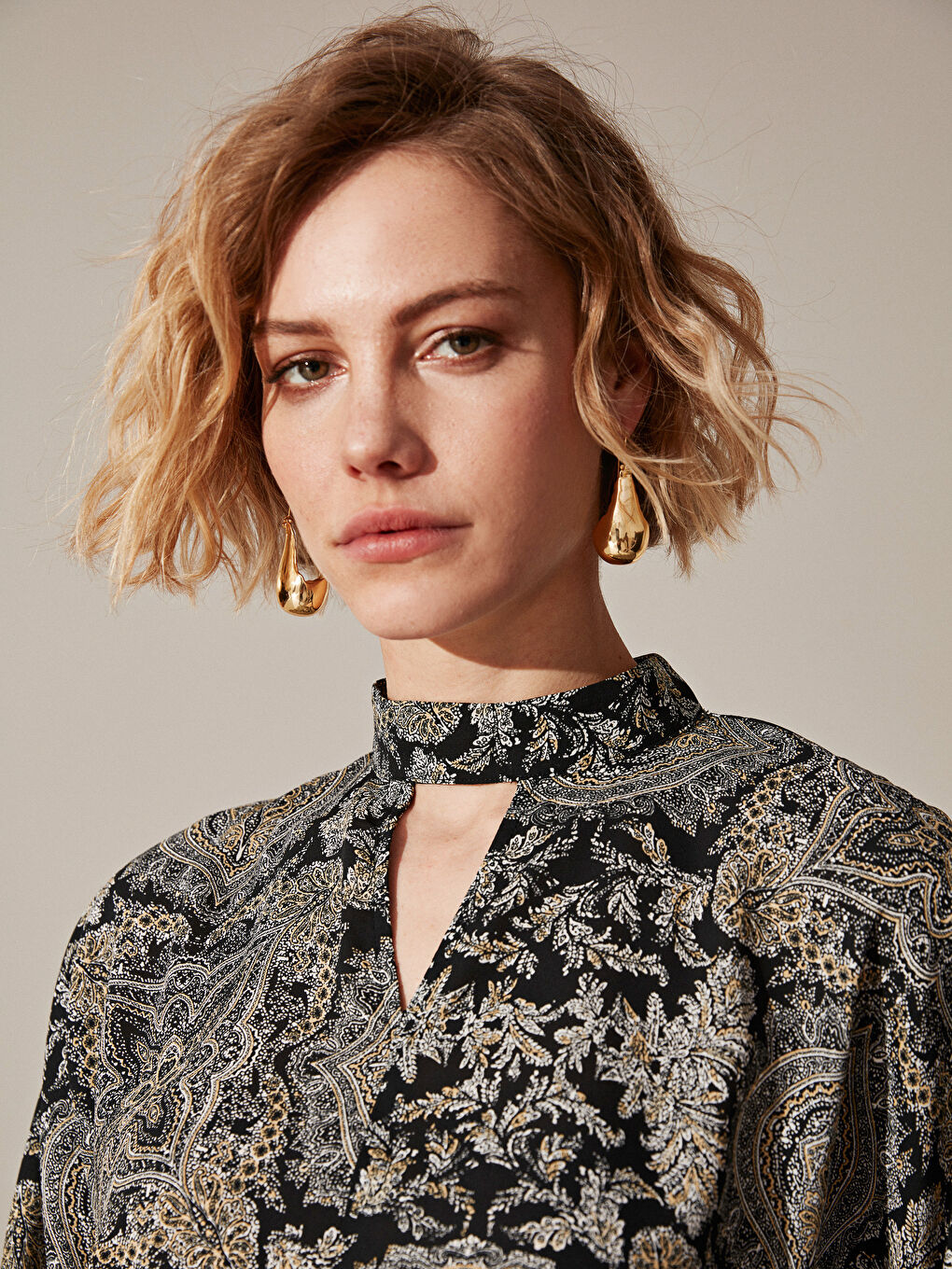 Siyah Bisiklet Yaka Desenli Uzun Kollu Kadın Bluz-3