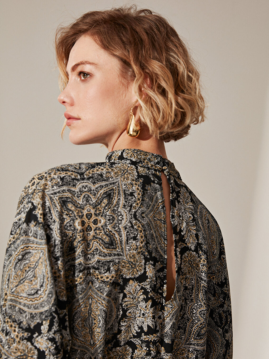 Siyah Bisiklet Yaka Desenli Uzun Kollu Kadın Bluz-4