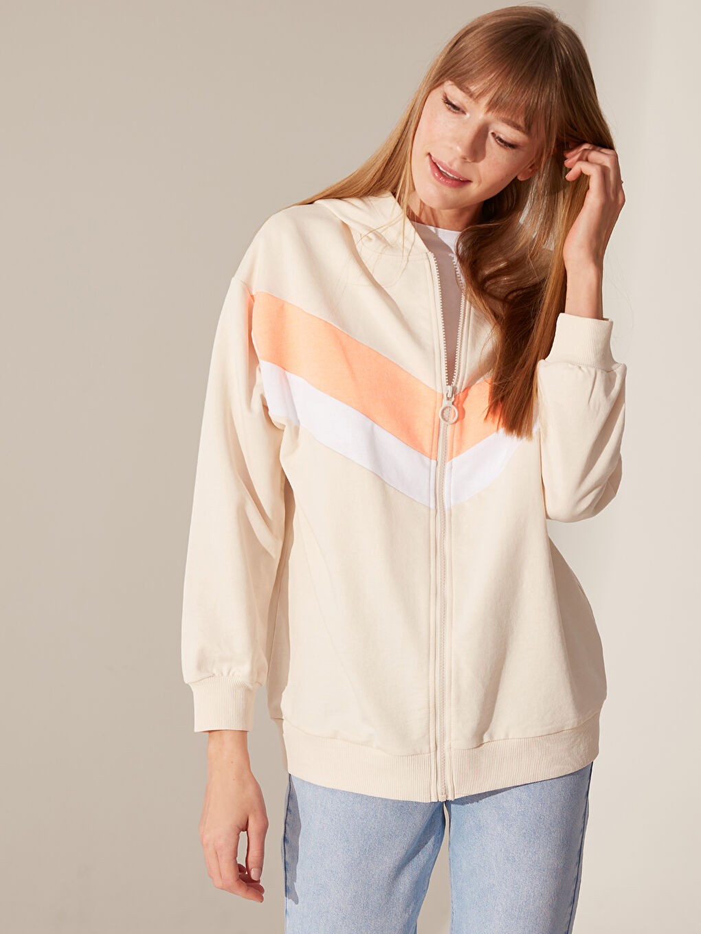 Bej Kapüşonlu Uzun Kollu Sweatshirt Kumaşı Kadın Spor Hırka