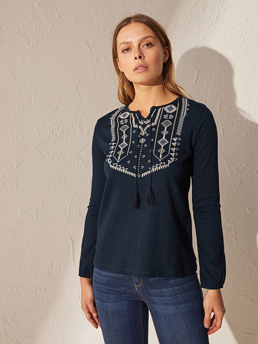 Lacivert Bağlamalı Yaka Uzun Kollu Kadın Tişört