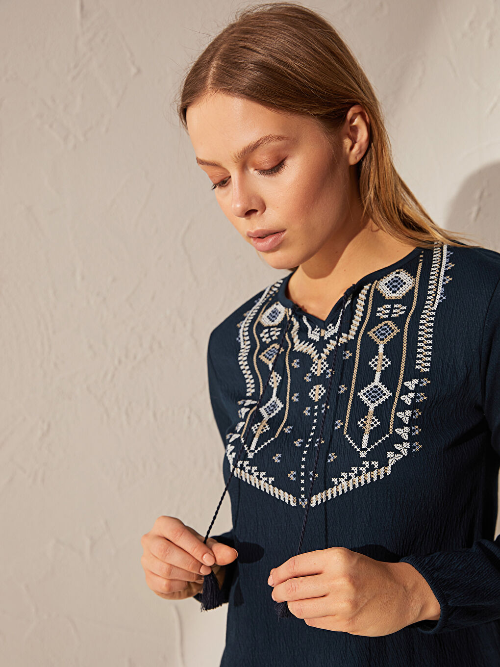 Lacivert Bağlamalı Yaka Uzun Kollu Kadın Tişört-1