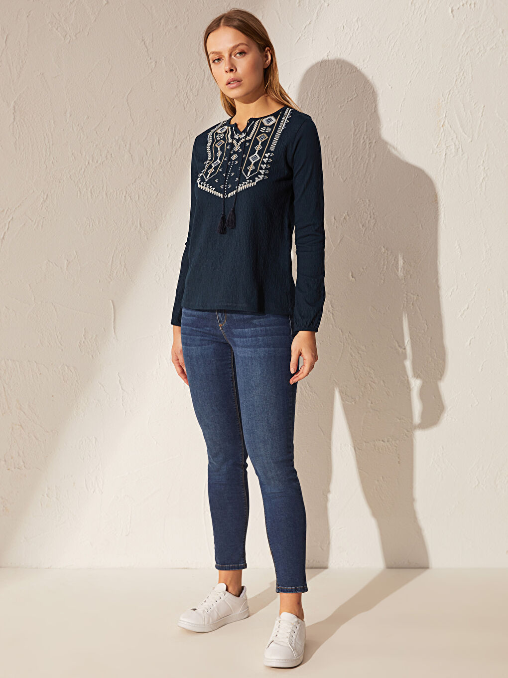 Lacivert Bağlamalı Yaka Uzun Kollu Kadın Tişört-2