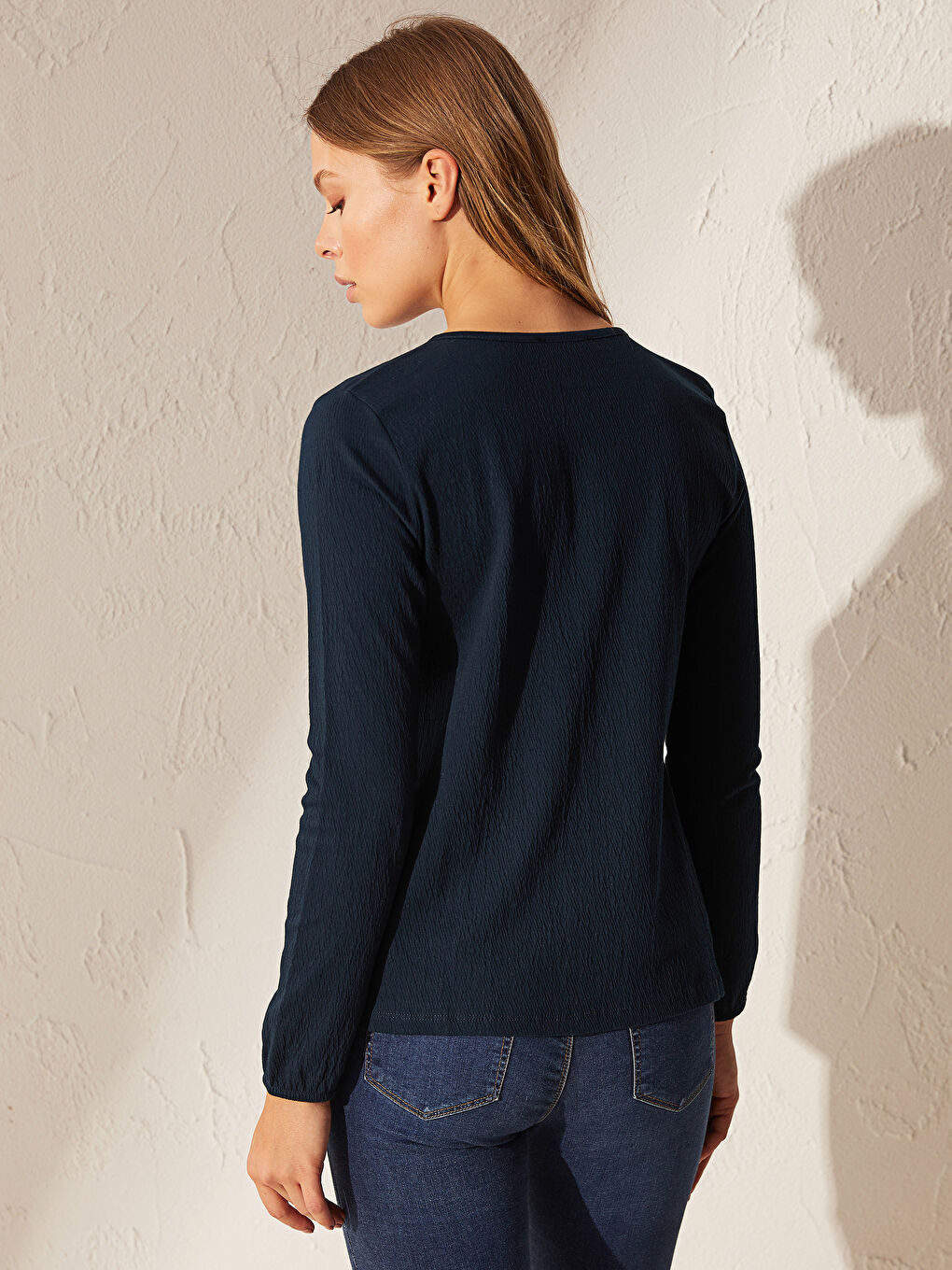 Lacivert Bağlamalı Yaka Uzun Kollu Kadın Tişört-3