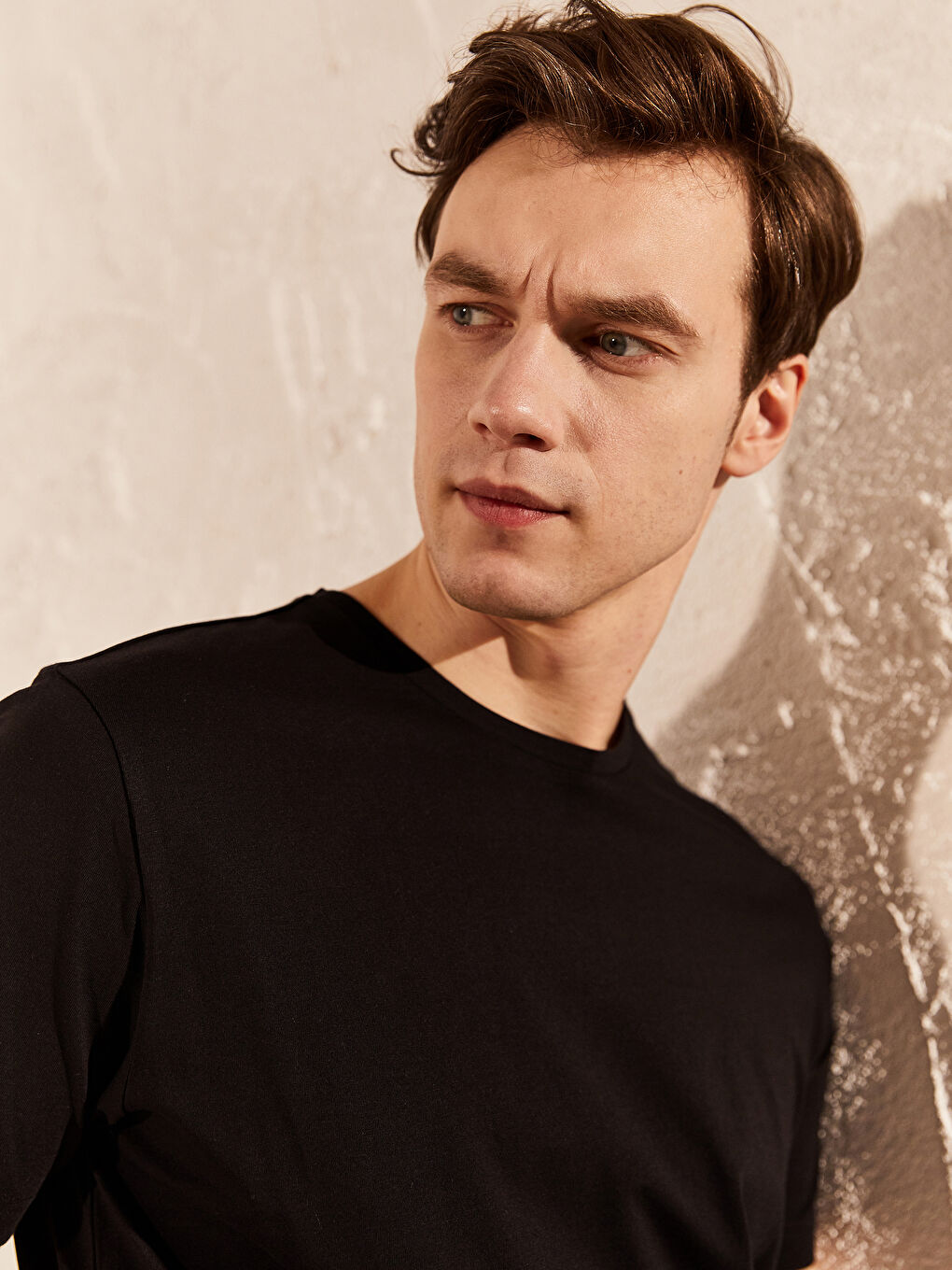 Siyah Bisiklet Yaka Basic Penye Tişört-1