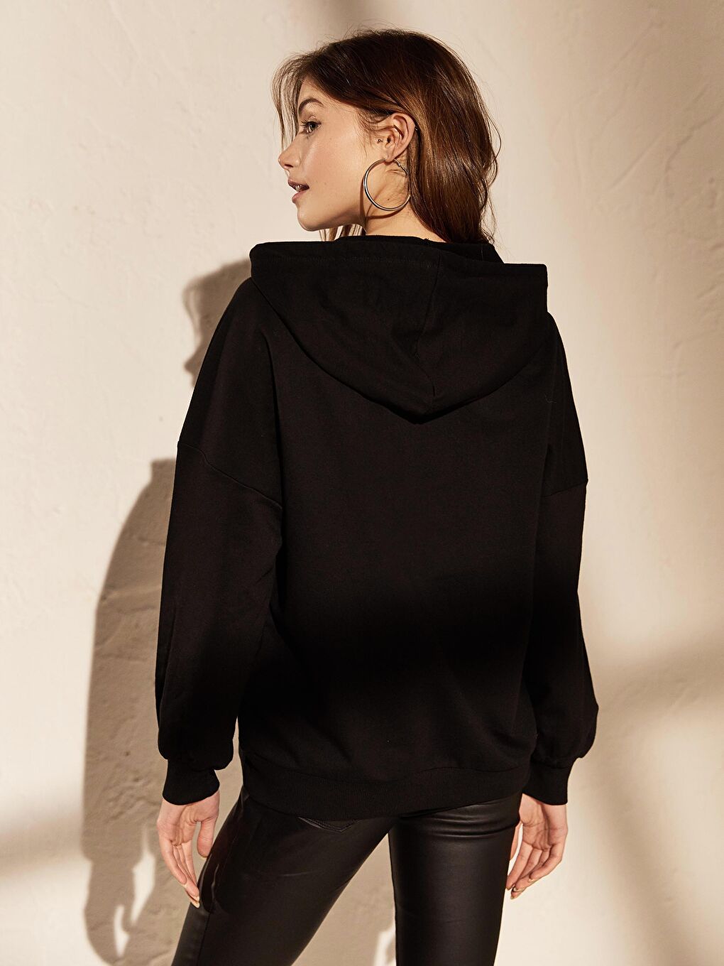 Siyah Kapüşonlu Uzun Kollu Kadın Sweatshirt-4
