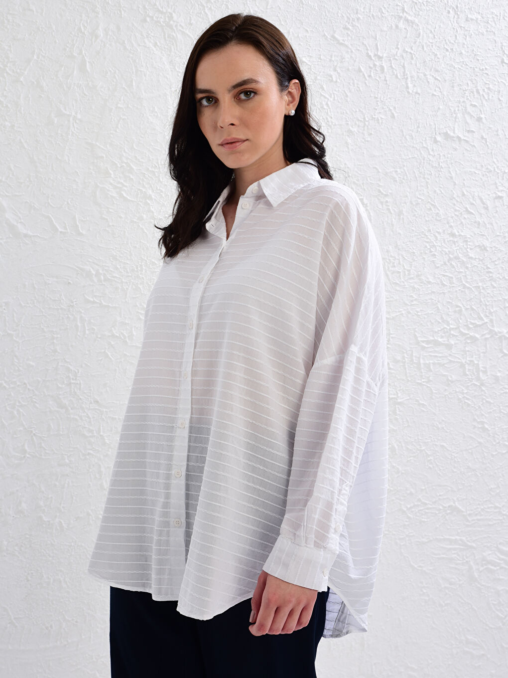 Beyaz Rahat Kalıp Uzun Kollu Poplin Kadın Dokulu Poplin Gömlek-1