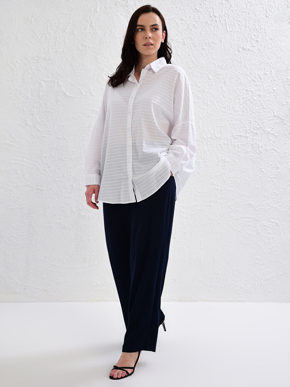 Beyaz Rahat Kalıp Uzun Kollu Poplin Kadın Dokulu Poplin Gömlek-5