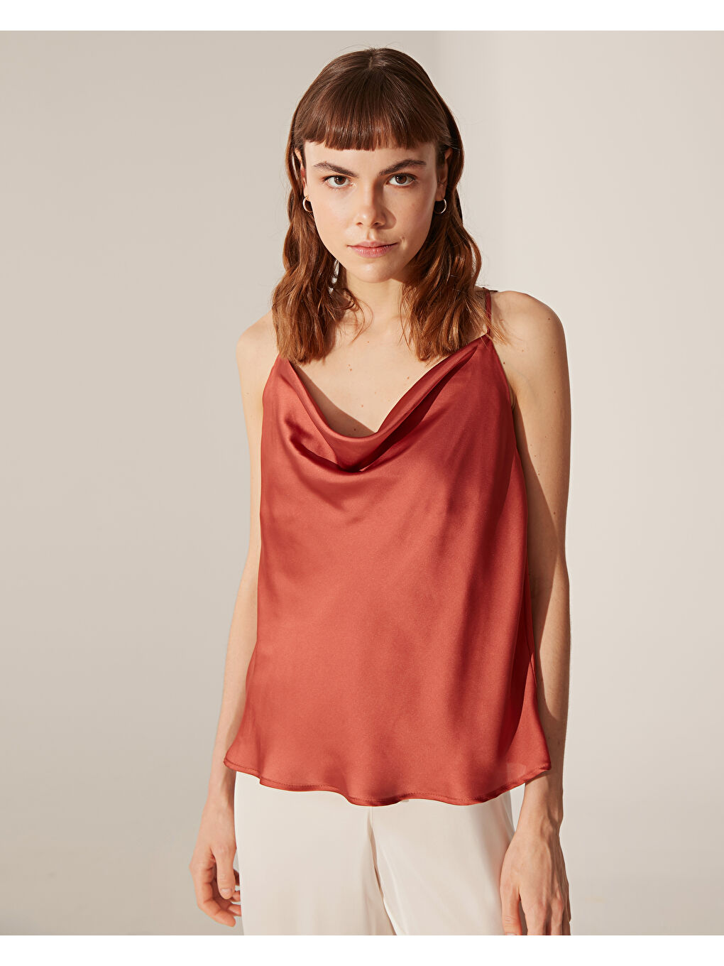 LCW DREAM Degaje Yaka Askılı Saten Pijama Üst -0SB505Z8-H2X