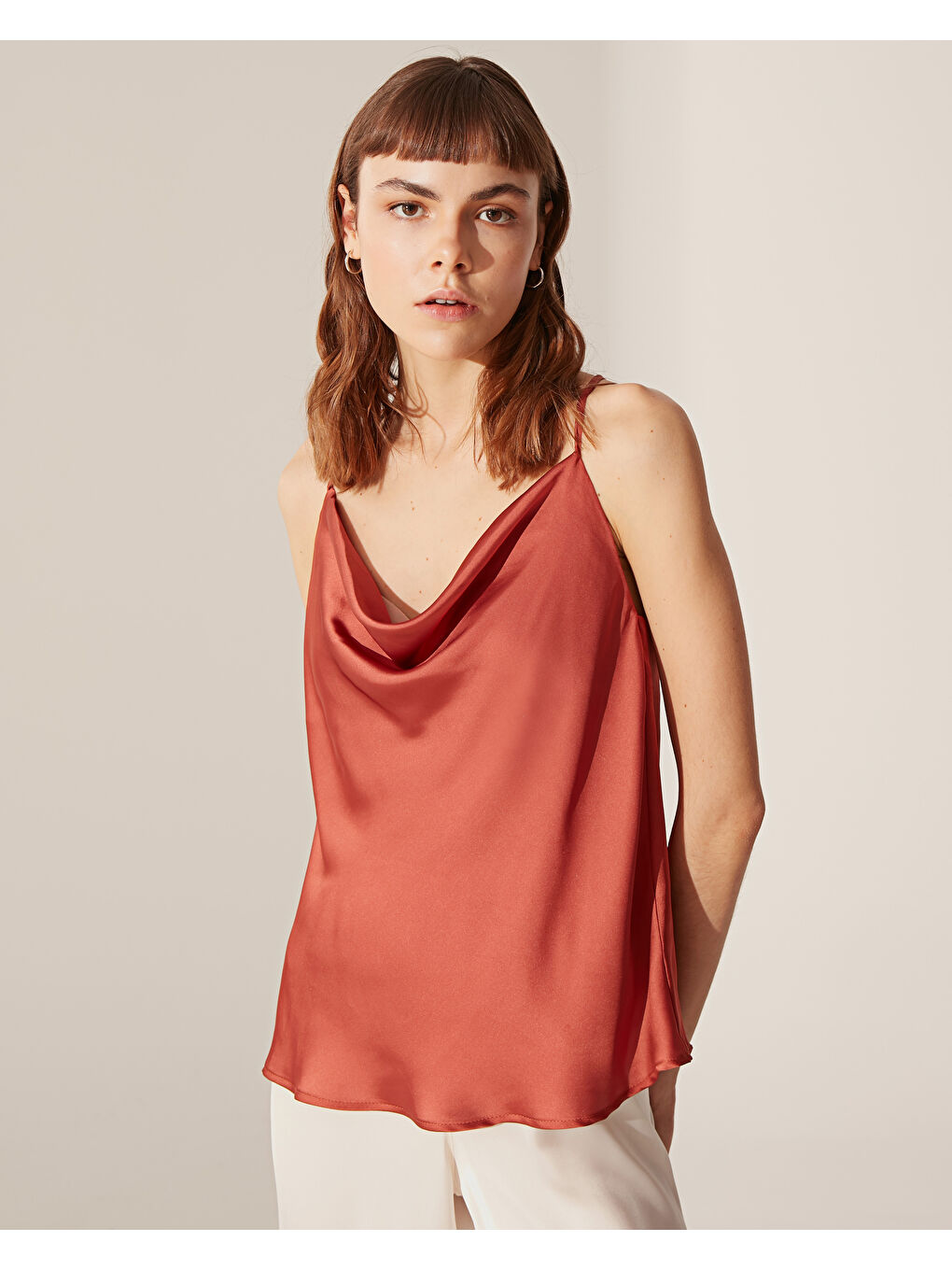 LCW DREAM Degaje Yaka Askılı Saten Pijama Üst -0SB505Z8-H2X