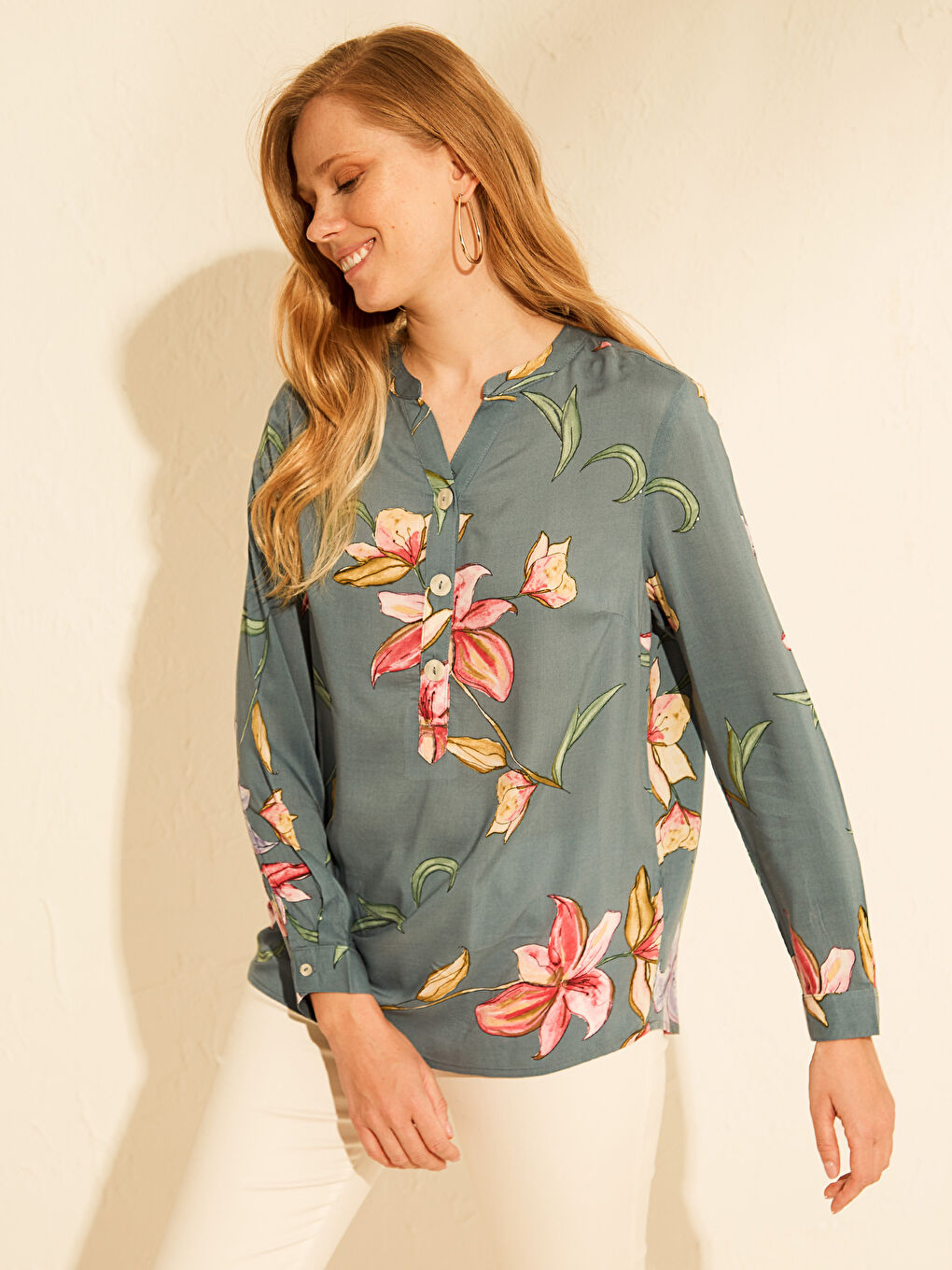 بلوزة نسائية بياقة عالية مطبوعة بنقشة زهرية بأكمام طويلة من الفسكوز