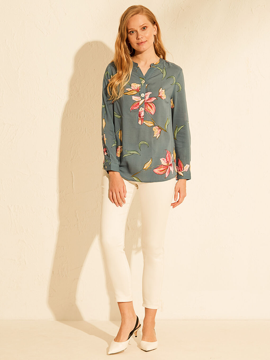 بلوزة نسائية بياقة عالية مطبوعة بنقشة زهرية بأكمام طويلة من الفسكوز-1