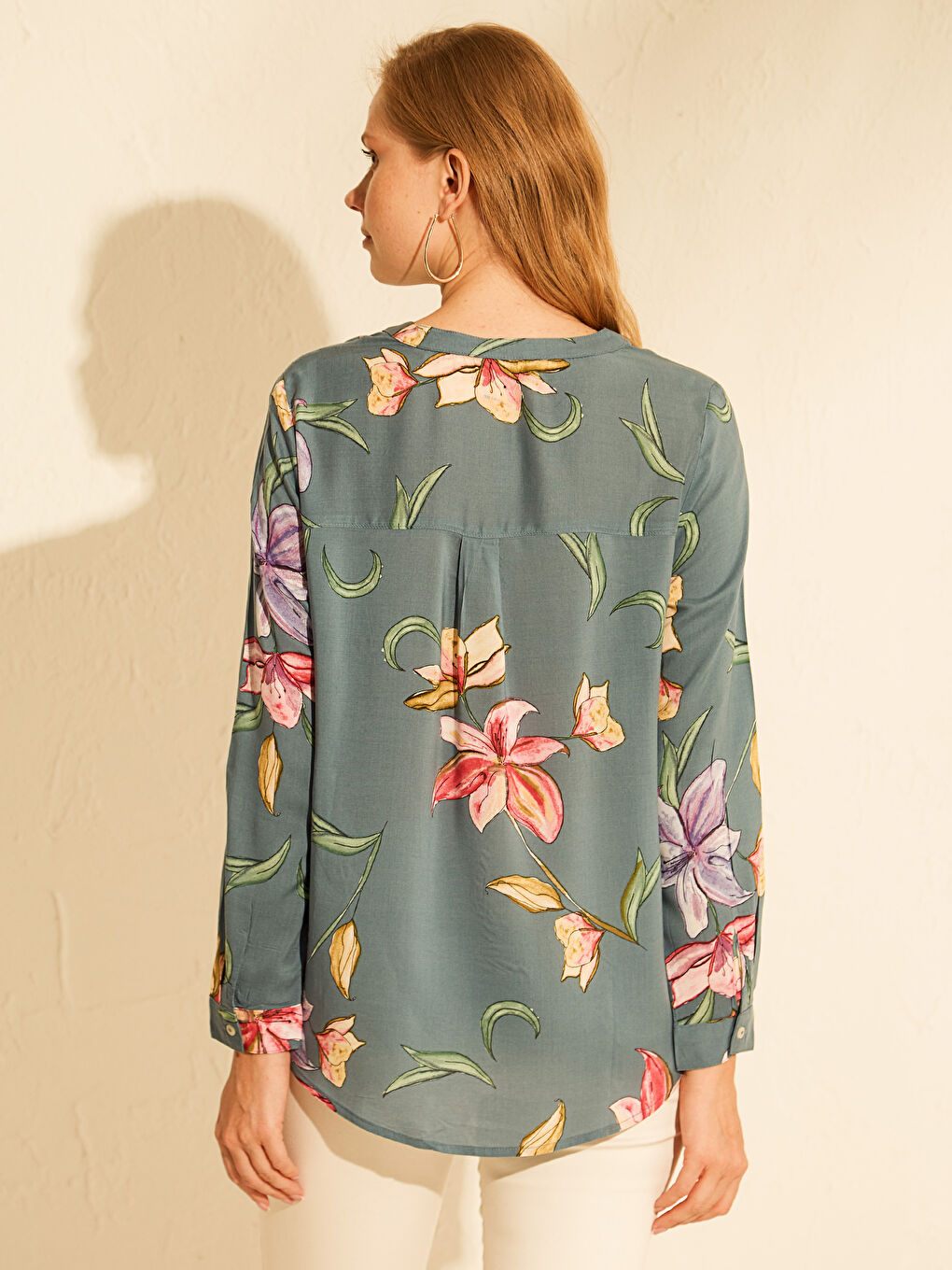 بلوزة نسائية بياقة عالية مطبوعة بنقشة زهرية بأكمام طويلة من الفسكوز-2