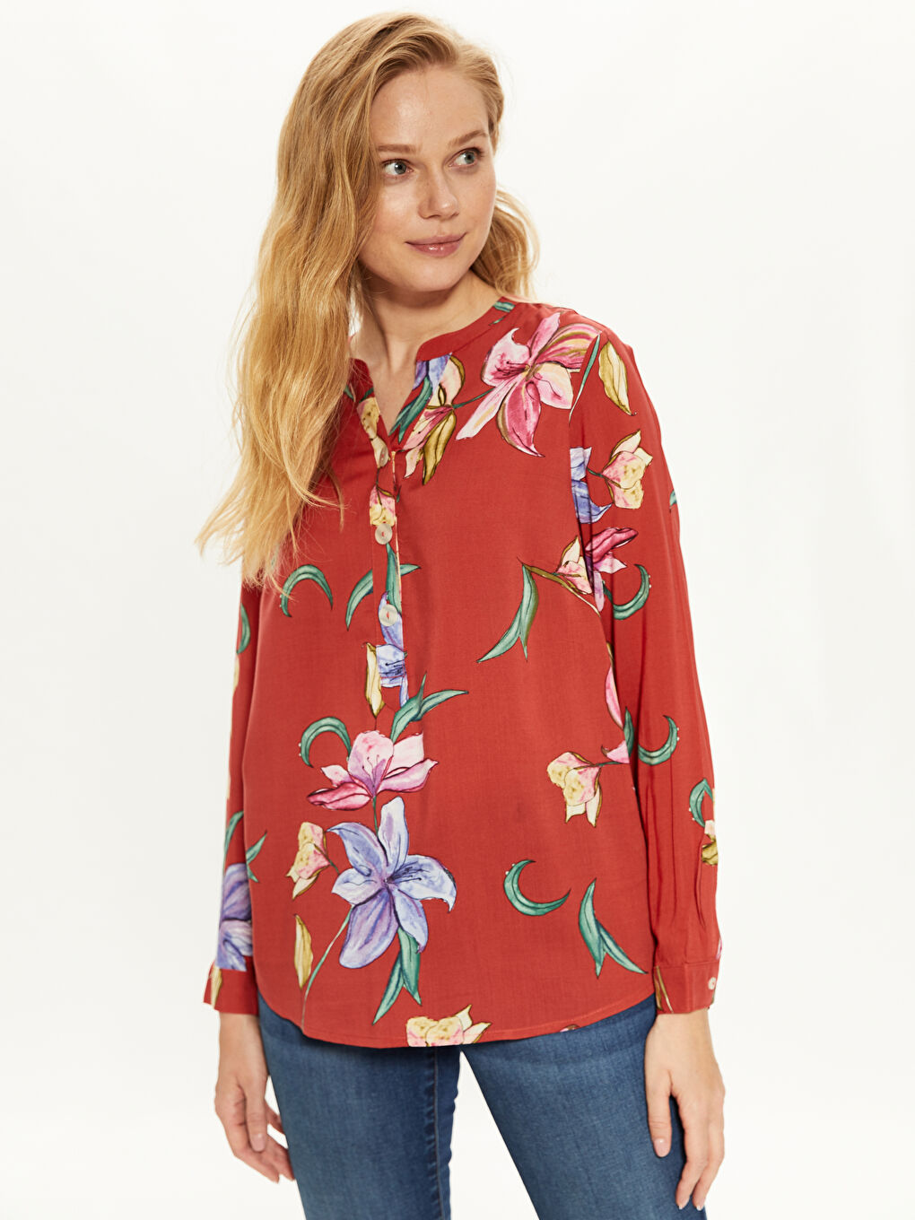 بلوزة نسائية بياقة عالية مطبوعة بنقشة زهرية بأكمام طويلة من الفسكوز-1