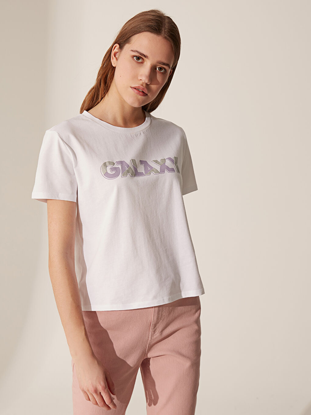 Beyaz Yazı Baskılı Pamuklu Kısa Kollu Kadın Tişört