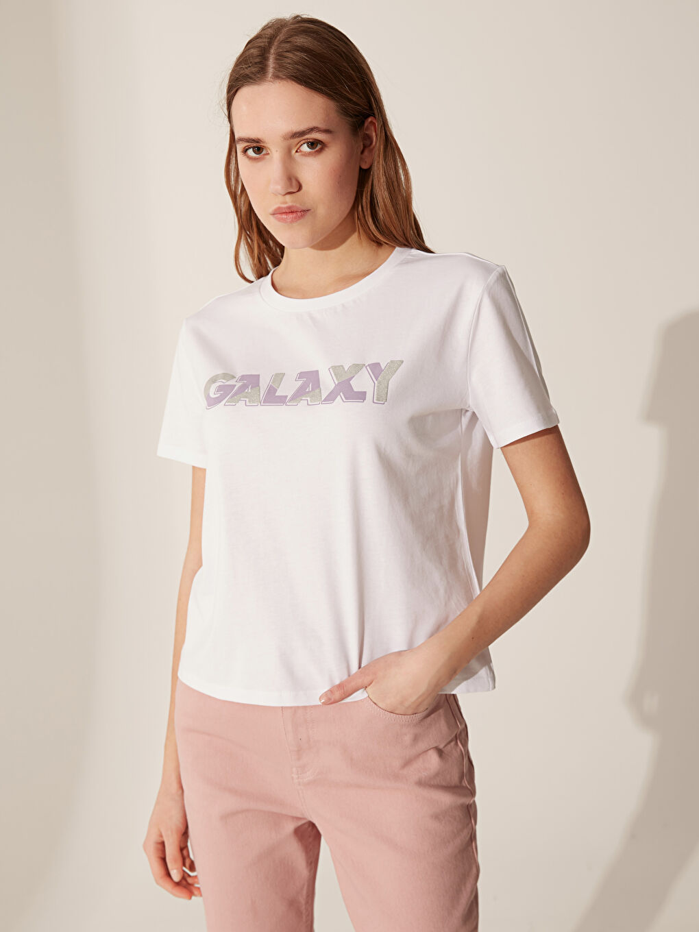 Beyaz Yazı Baskılı Pamuklu Kısa Kollu Kadın Tişört-1