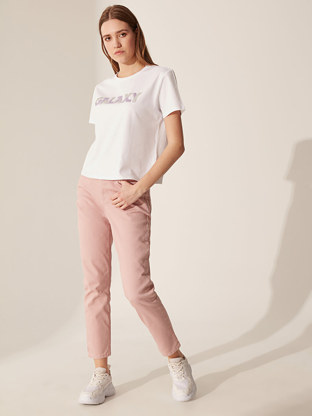 Beyaz Yazı Baskılı Pamuklu Kısa Kollu Kadın Tişört-2