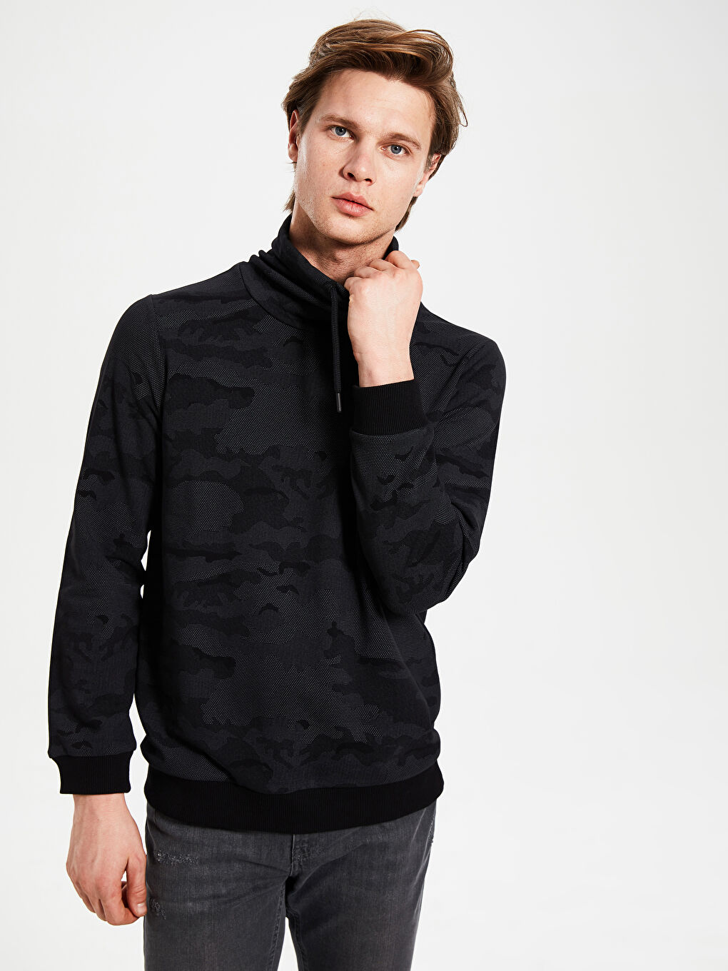 Siyah Keşiş Yaka Uzun Kollu Erkek Sweatshirt