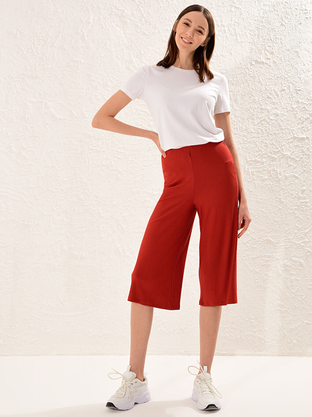 Брюки с эластичной талией и свободными штанинами