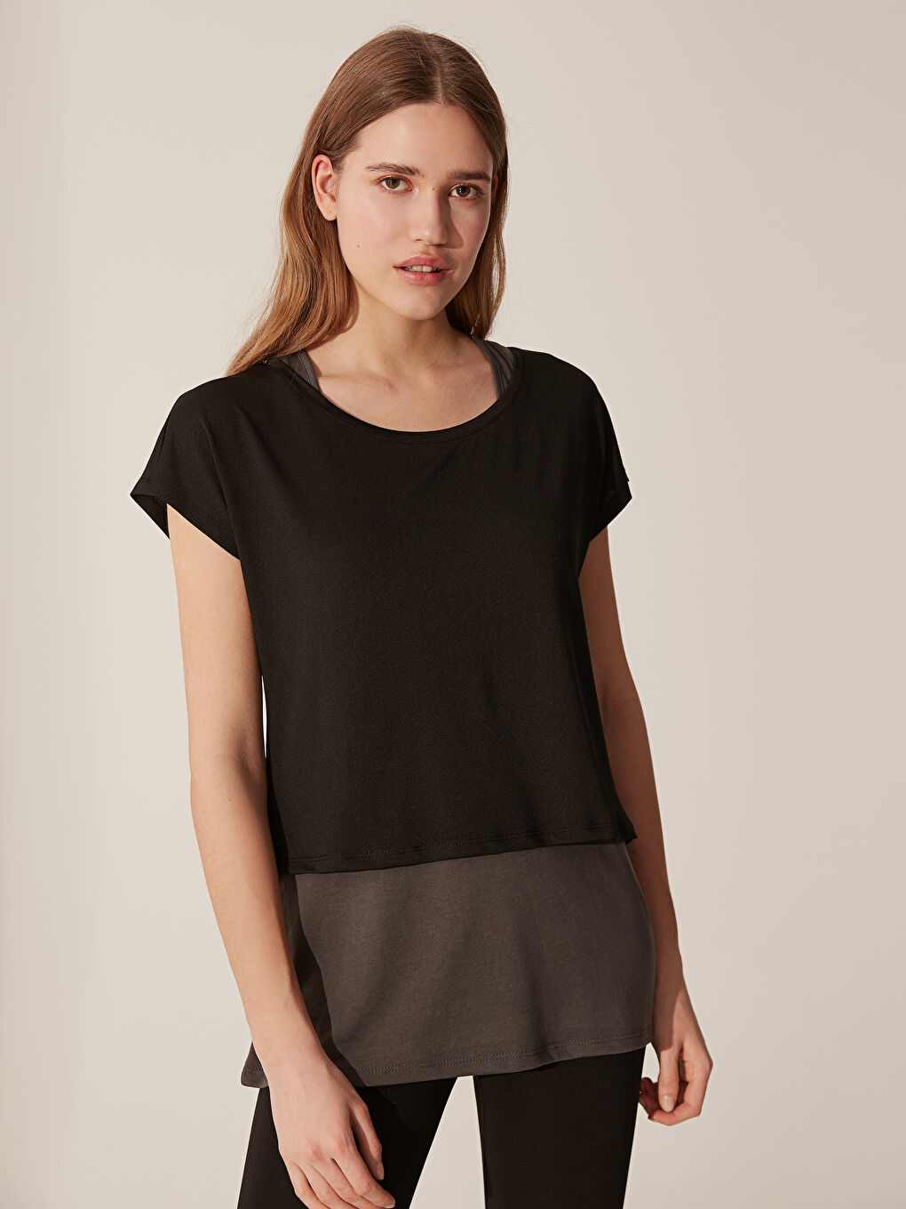 Siyah Kayık Yaka Kısa Kollu Kadın Tişört-1