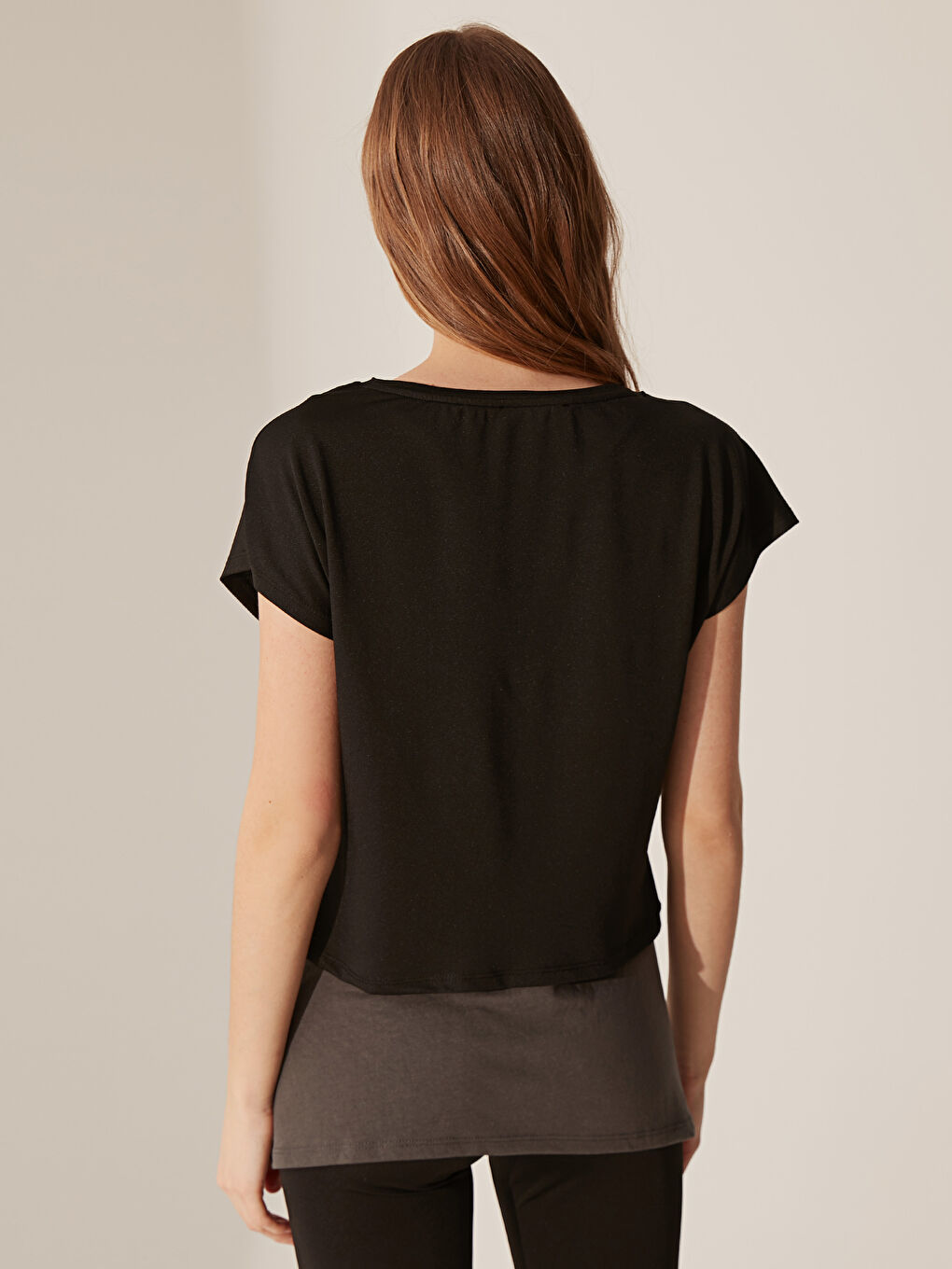 Siyah Kayık Yaka Kısa Kollu Kadın Tişört-4