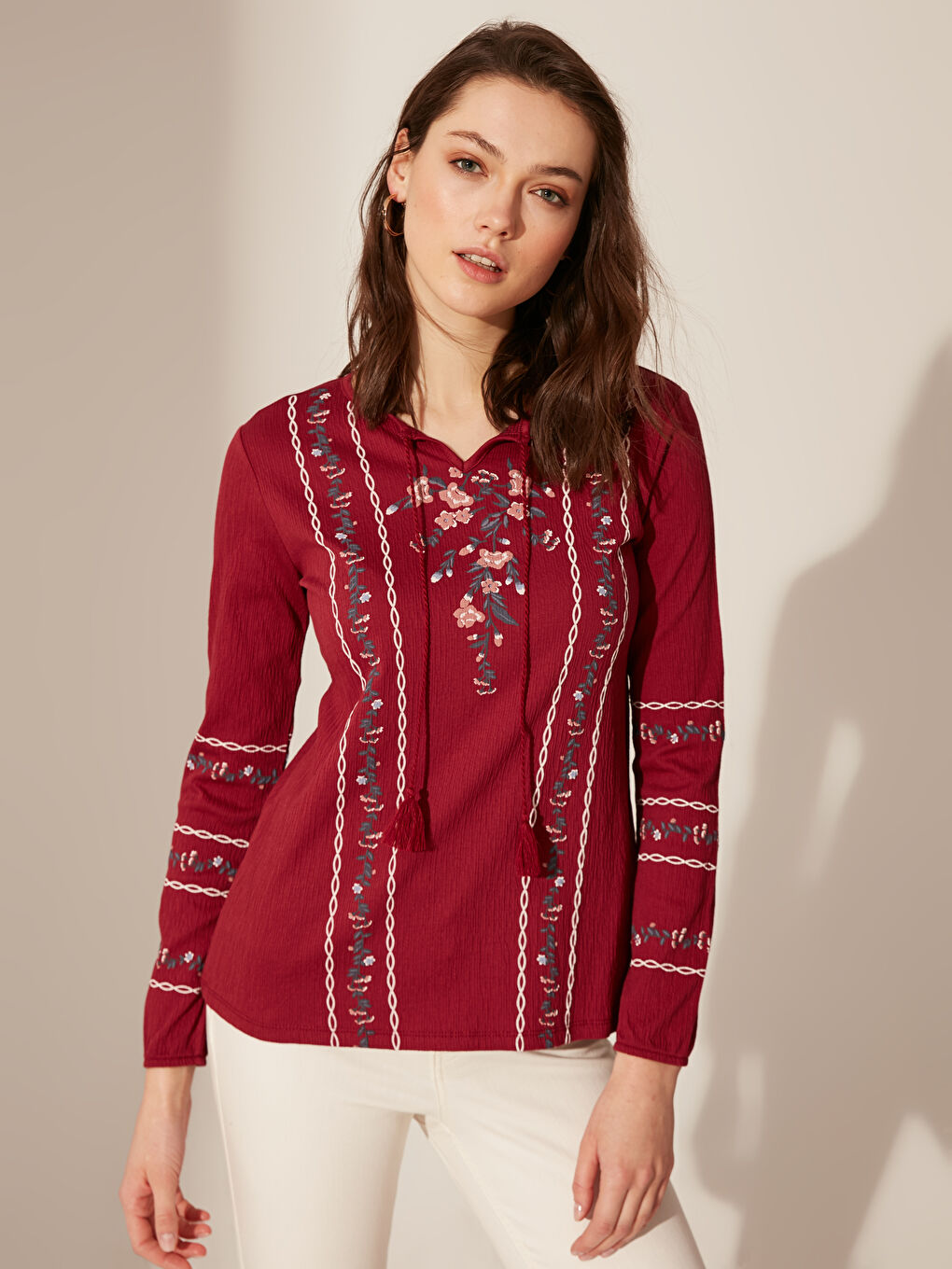 Bordo Bisiklet Yaka Nakışlı Uzun Kollu Kadın Tişört