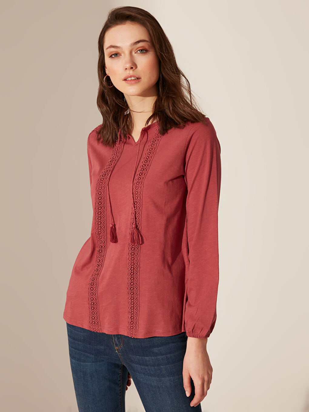 تي شيرت ياقة دائرية مطرز كم طويل للسيدات