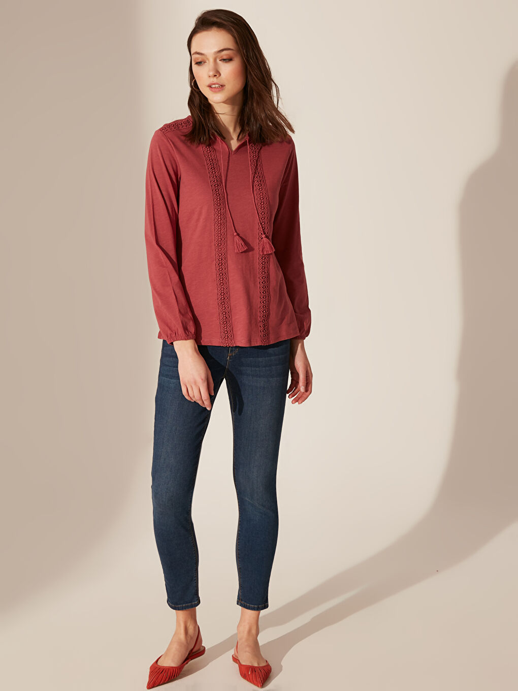 تي شيرت ياقة دائرية مطرز كم طويل للسيدات-1