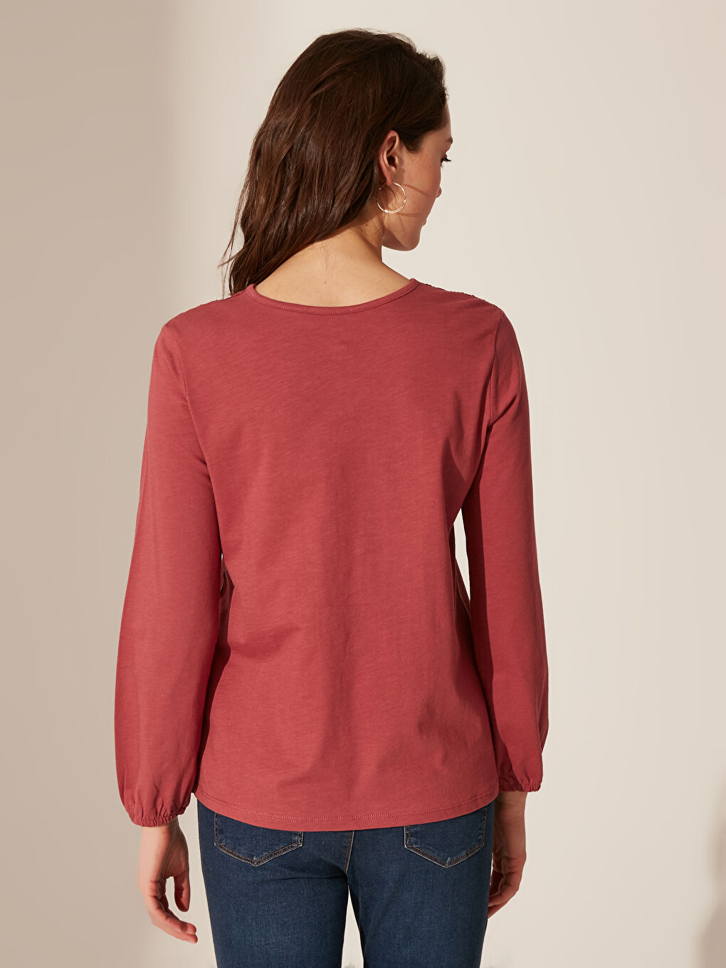 تي شيرت ياقة دائرية مطرز كم طويل للسيدات-2