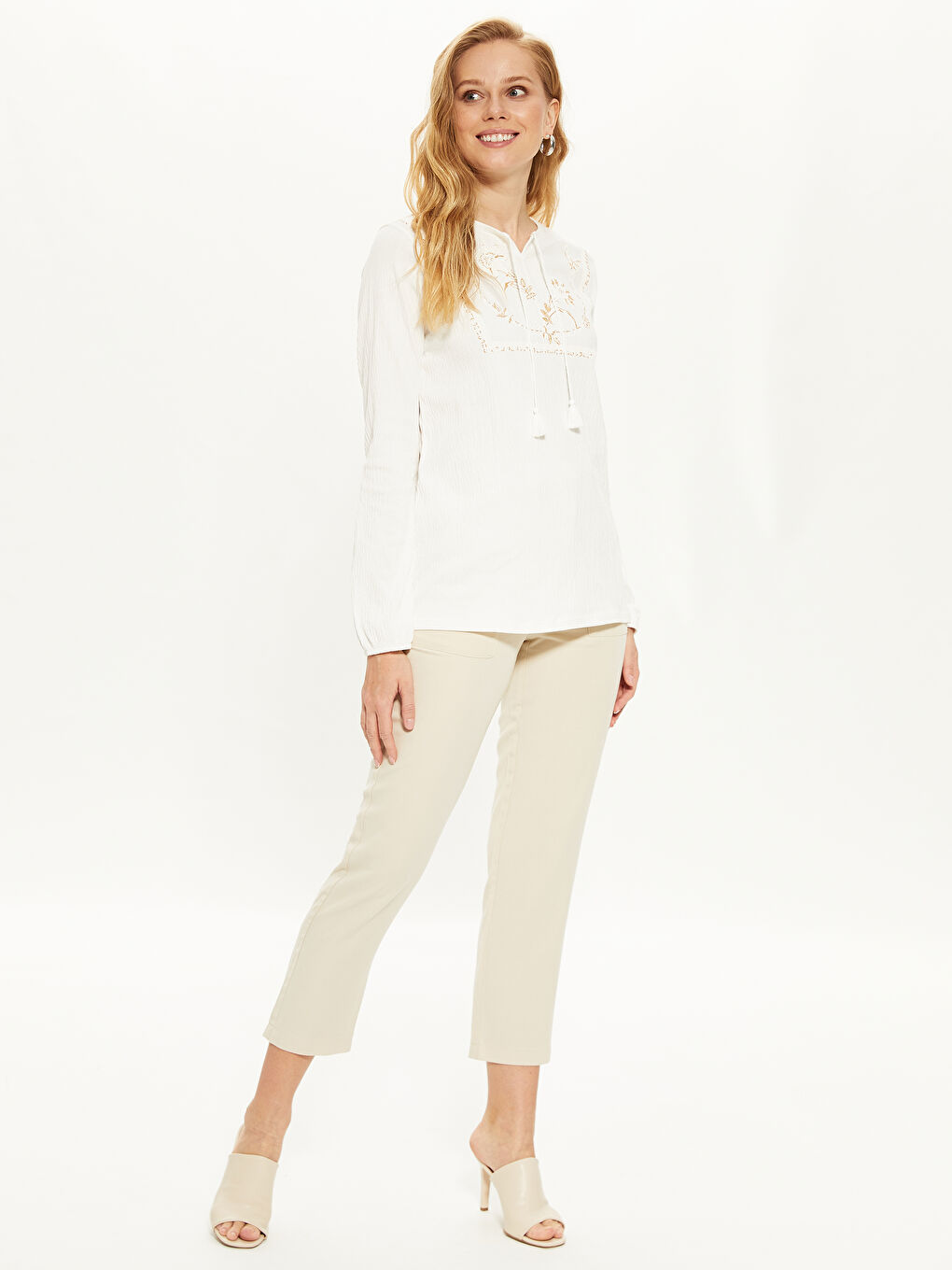 Beyaz Bisiklet Yaka Nakışlı Uzun Kollu Kadın Tişört-2