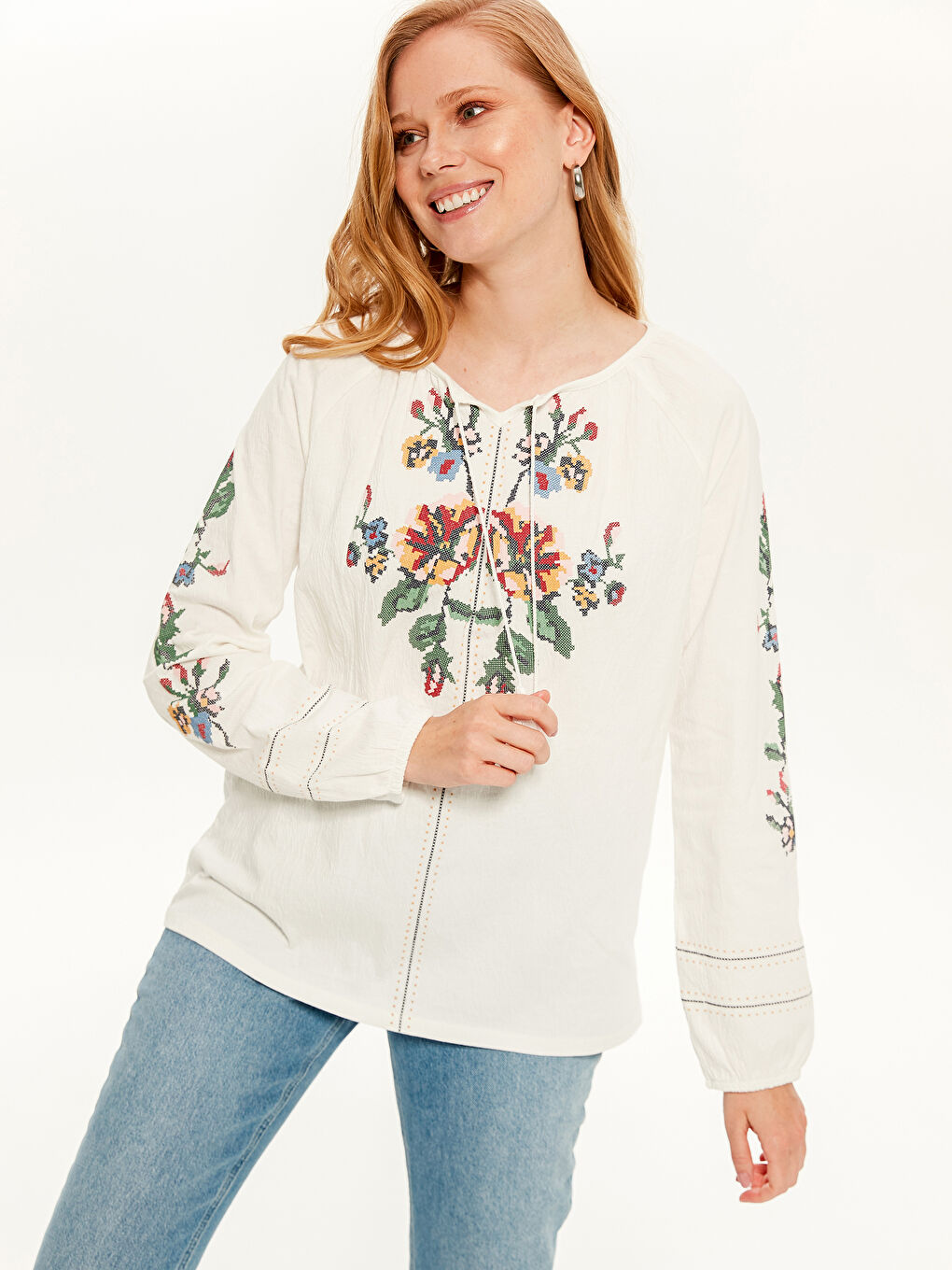 Bej Bisiklet Yaka Nakışlı Uzun Kollu Kadın Tişört-1