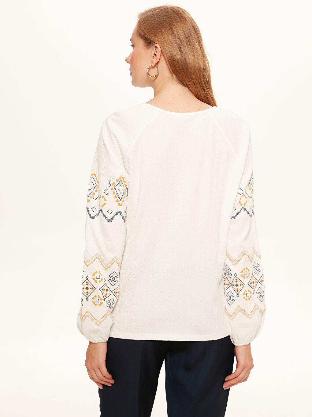 Beyaz Bisiklet Yaka Nakışlı Uzun Kollu Kadın Tişört-2