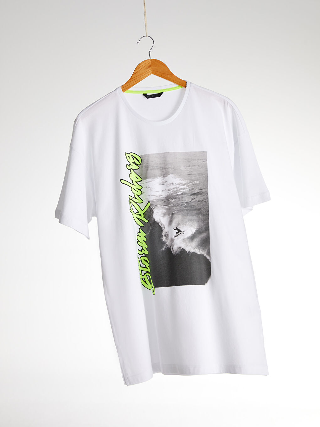 Beyaz Bisiklet Yaka Baskılı Oversize Tişört-1