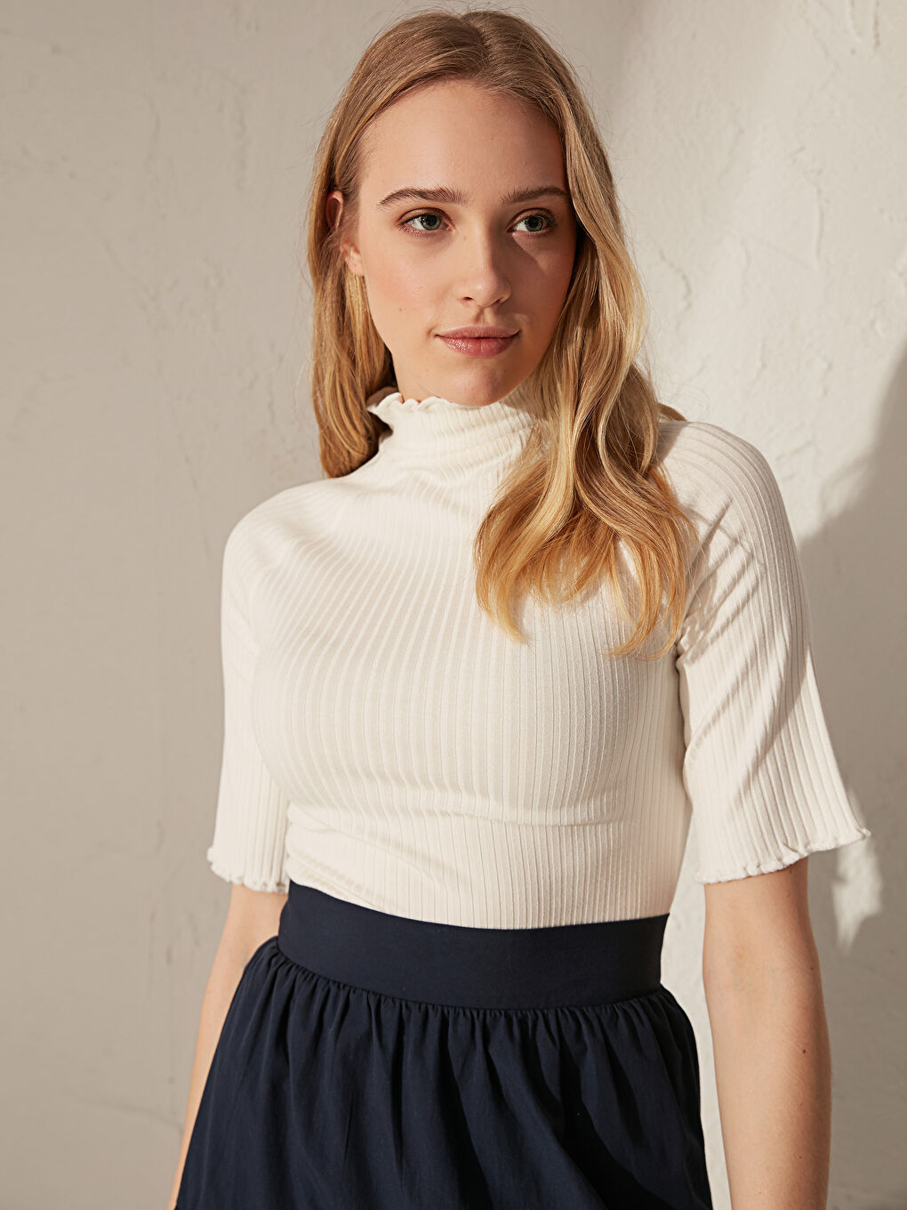 Ekru Dik Yaka Düz Kısa Kollu Kadın Tişört-2