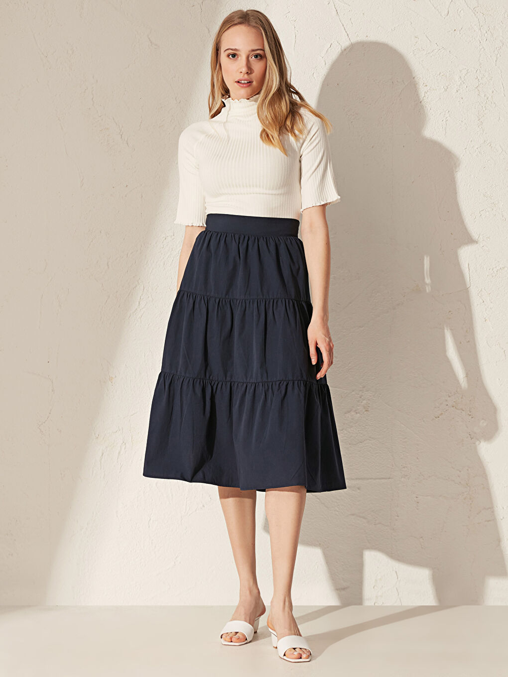 Ekru Dik Yaka Düz Kısa Kollu Kadın Tişört-5