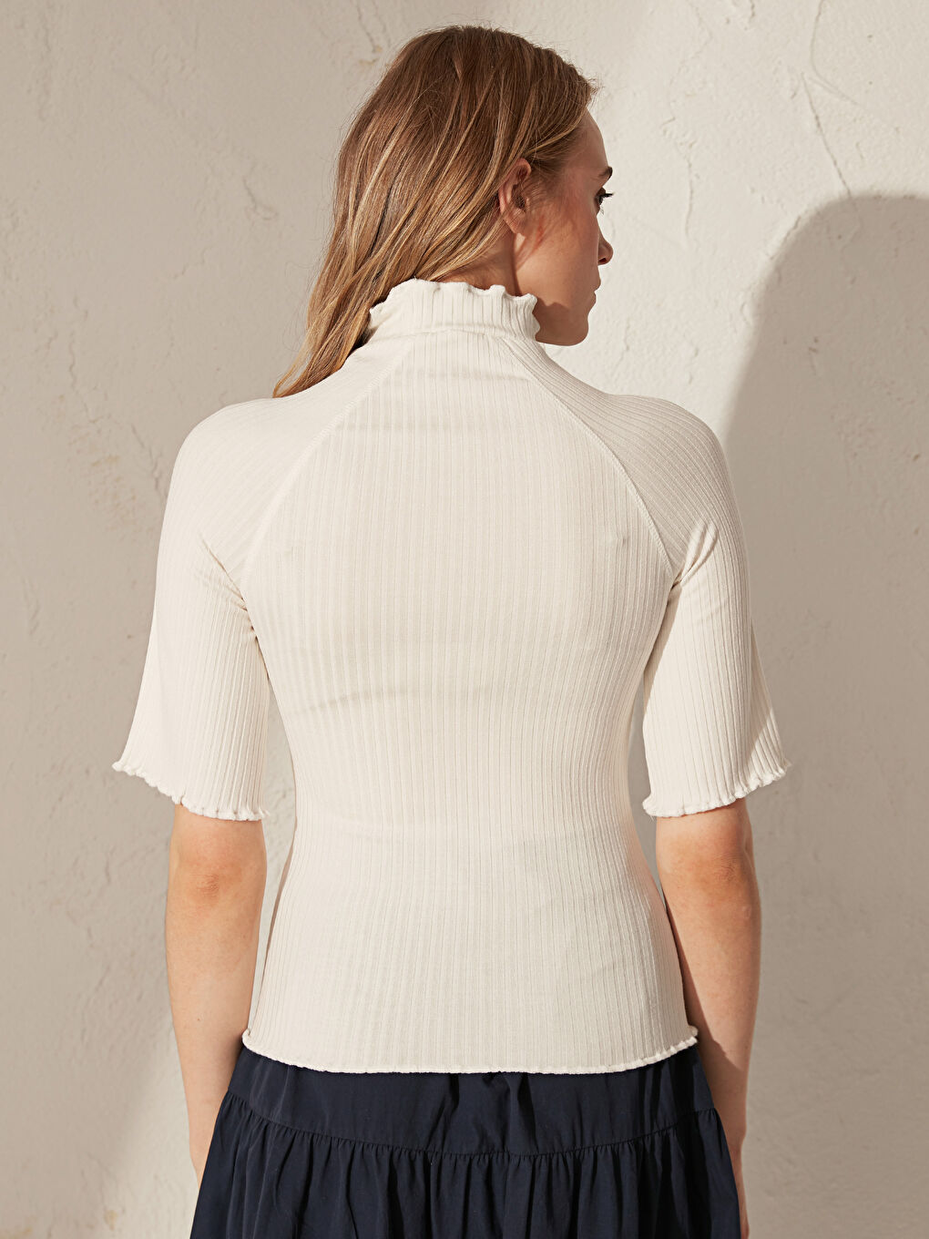 Ekru Dik Yaka Düz Kısa Kollu Kadın Tişört-6