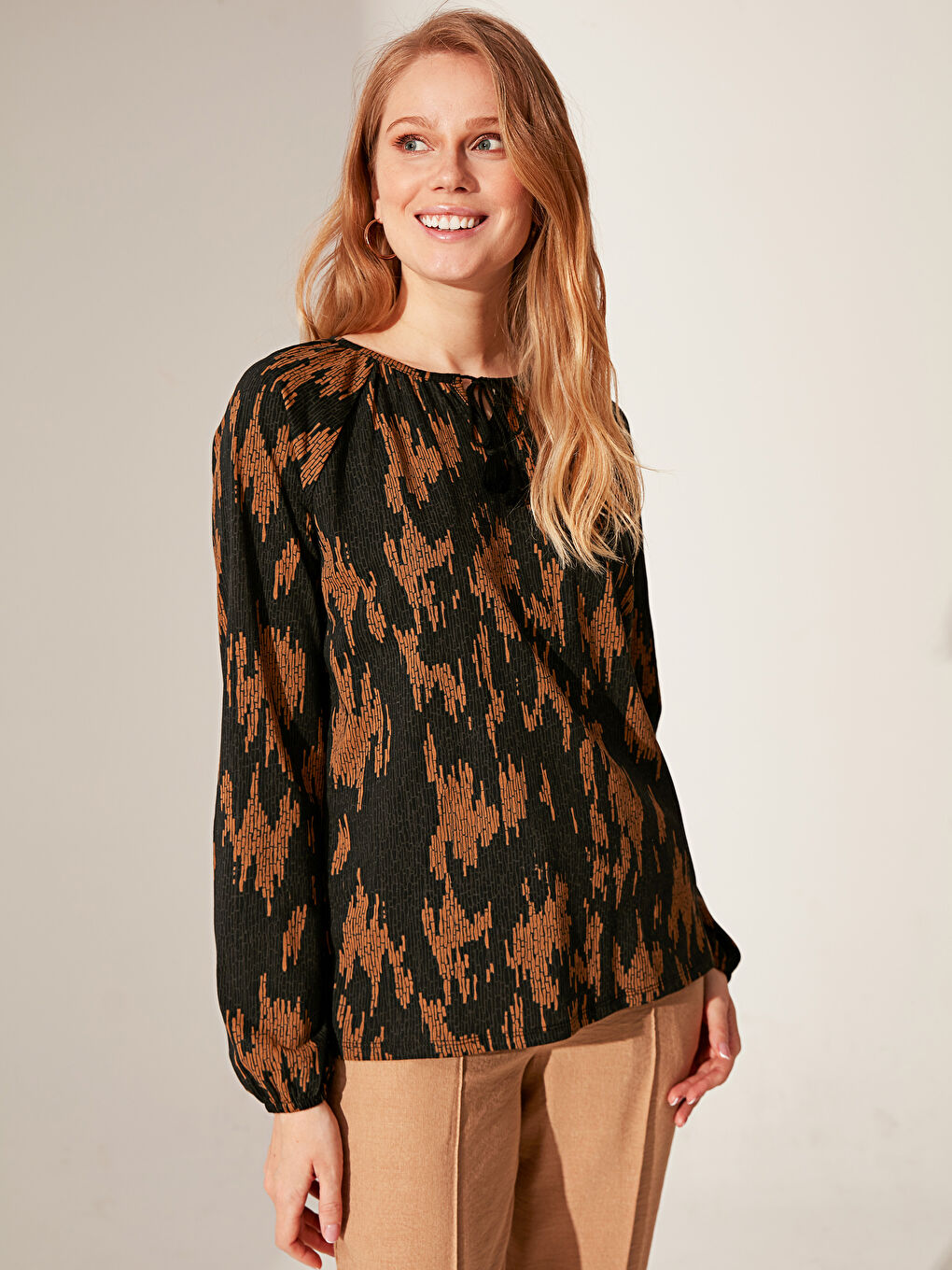 Siyah Bisiklet Yaka Desenli Uzun Kollu Kadın Tişört