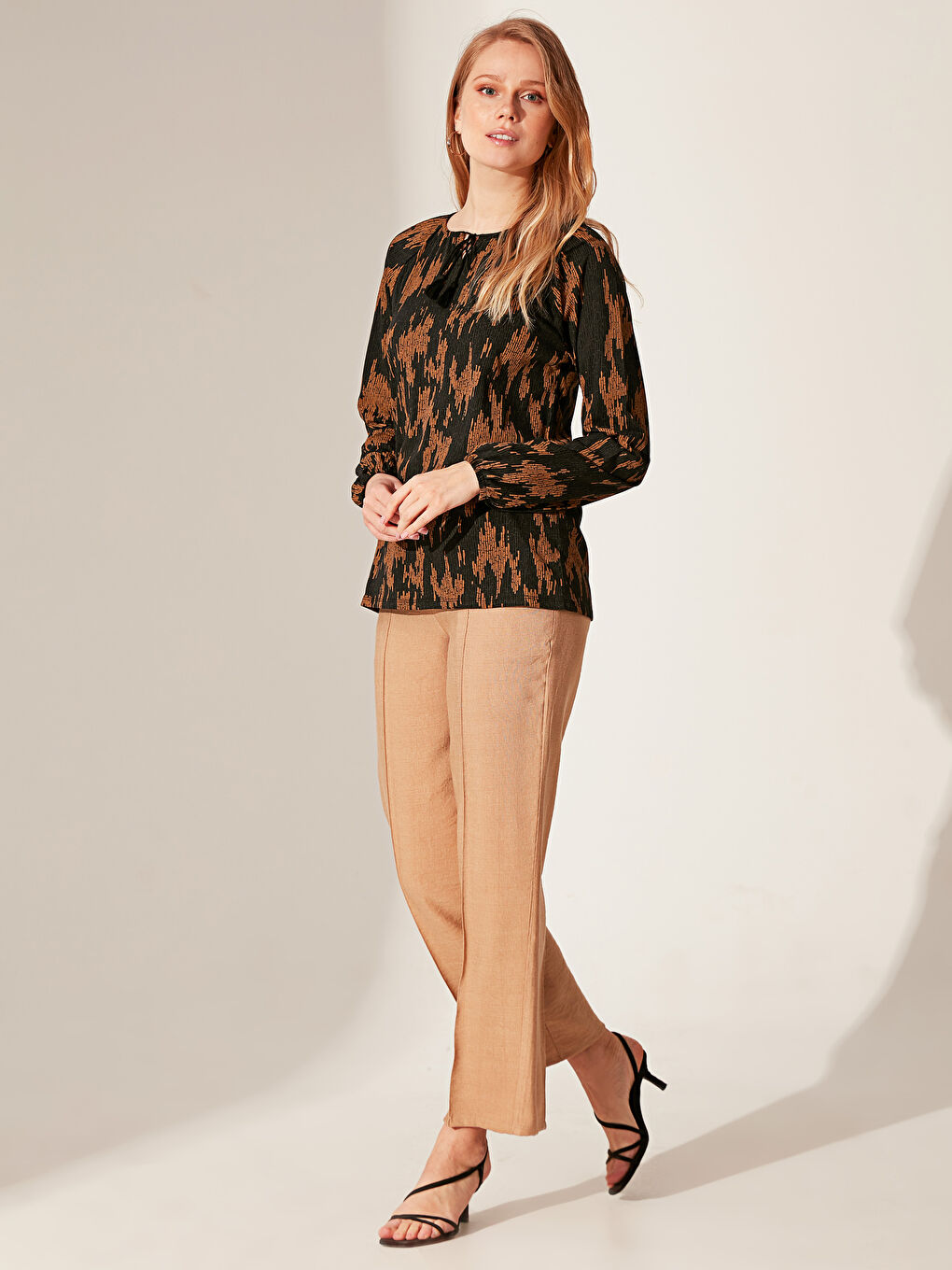 Siyah Bisiklet Yaka Desenli Uzun Kollu Kadın Tişört-1