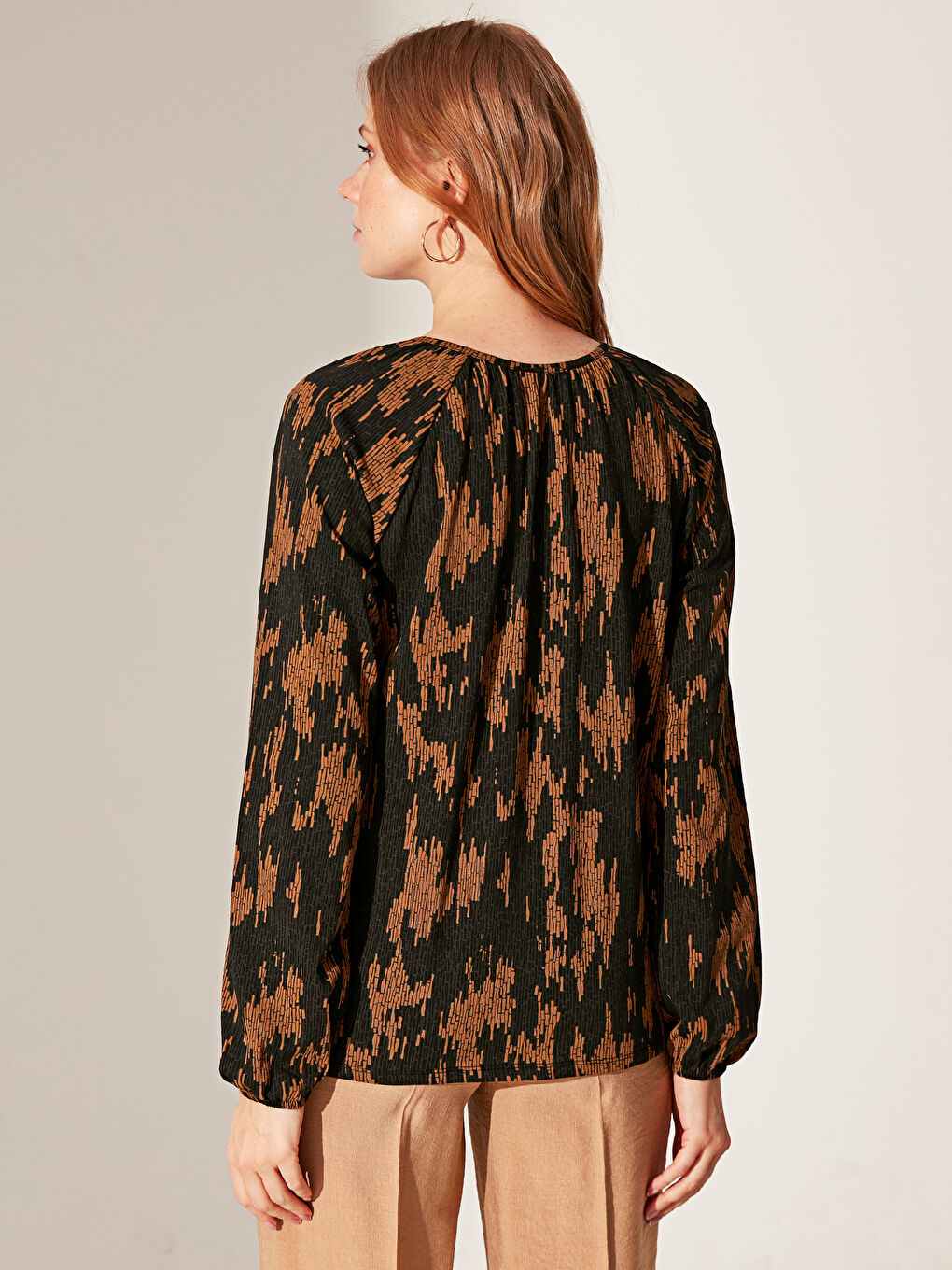 Siyah Bisiklet Yaka Desenli Uzun Kollu Kadın Tişört-2