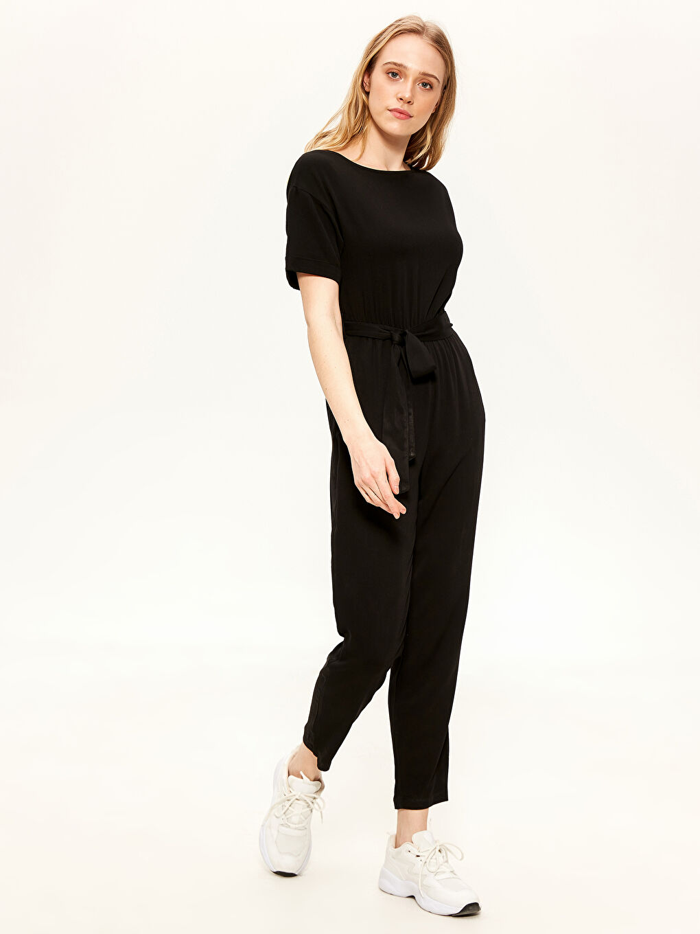 Siyah Kuşaklı Viskon Kısa Kollu Kadın Tulum