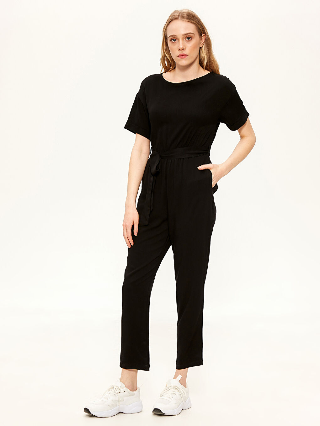 Siyah Kuşaklı Viskon Kısa Kollu Kadın Tulum-1