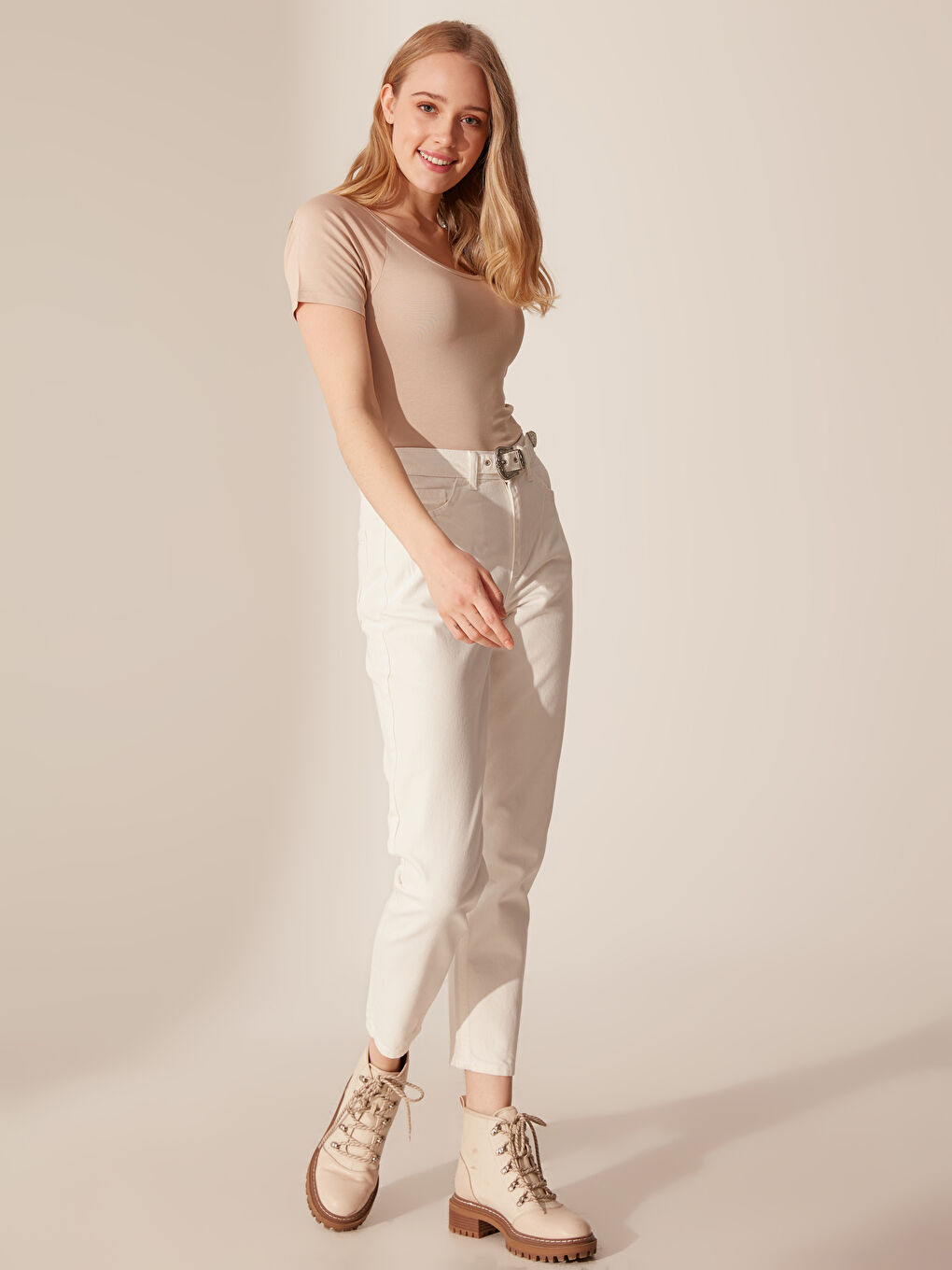 Beyaz Mom Fit Kadın Jean