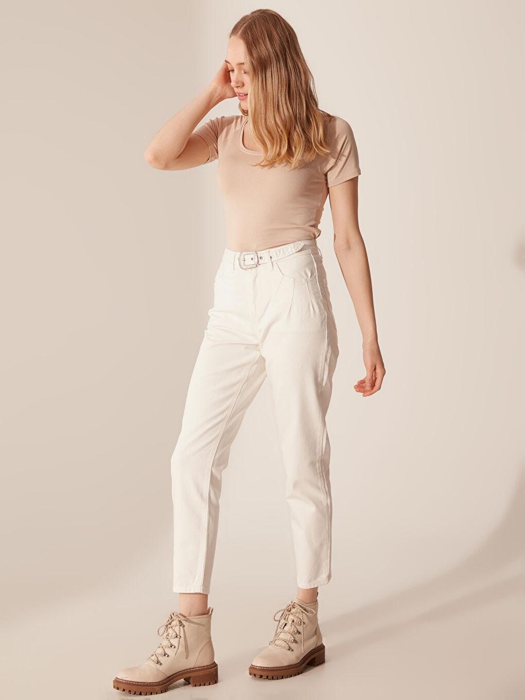 Beyaz Mom Fit Kadın Jean-3