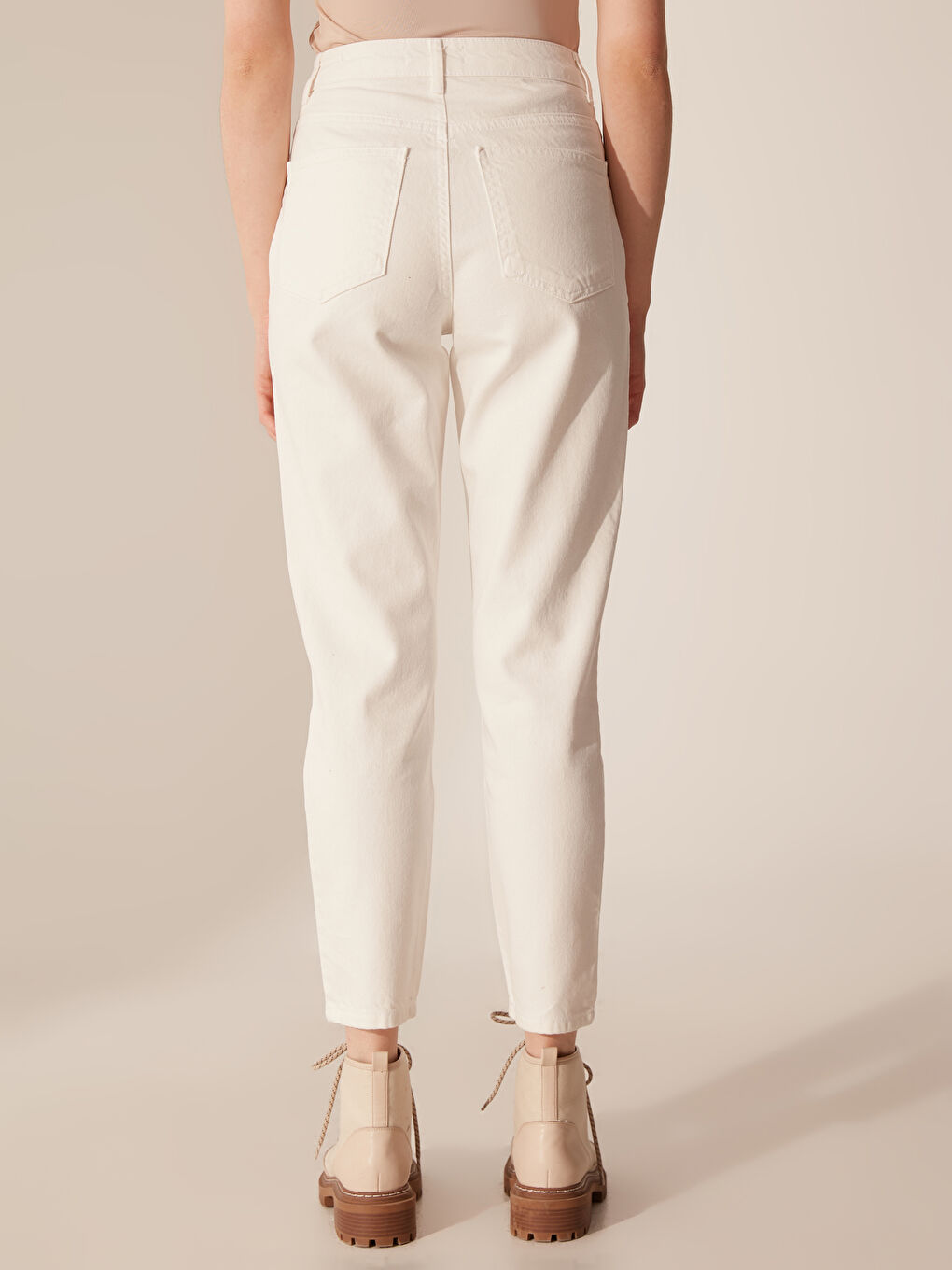 Beyaz Mom Fit Kadın Jean-5