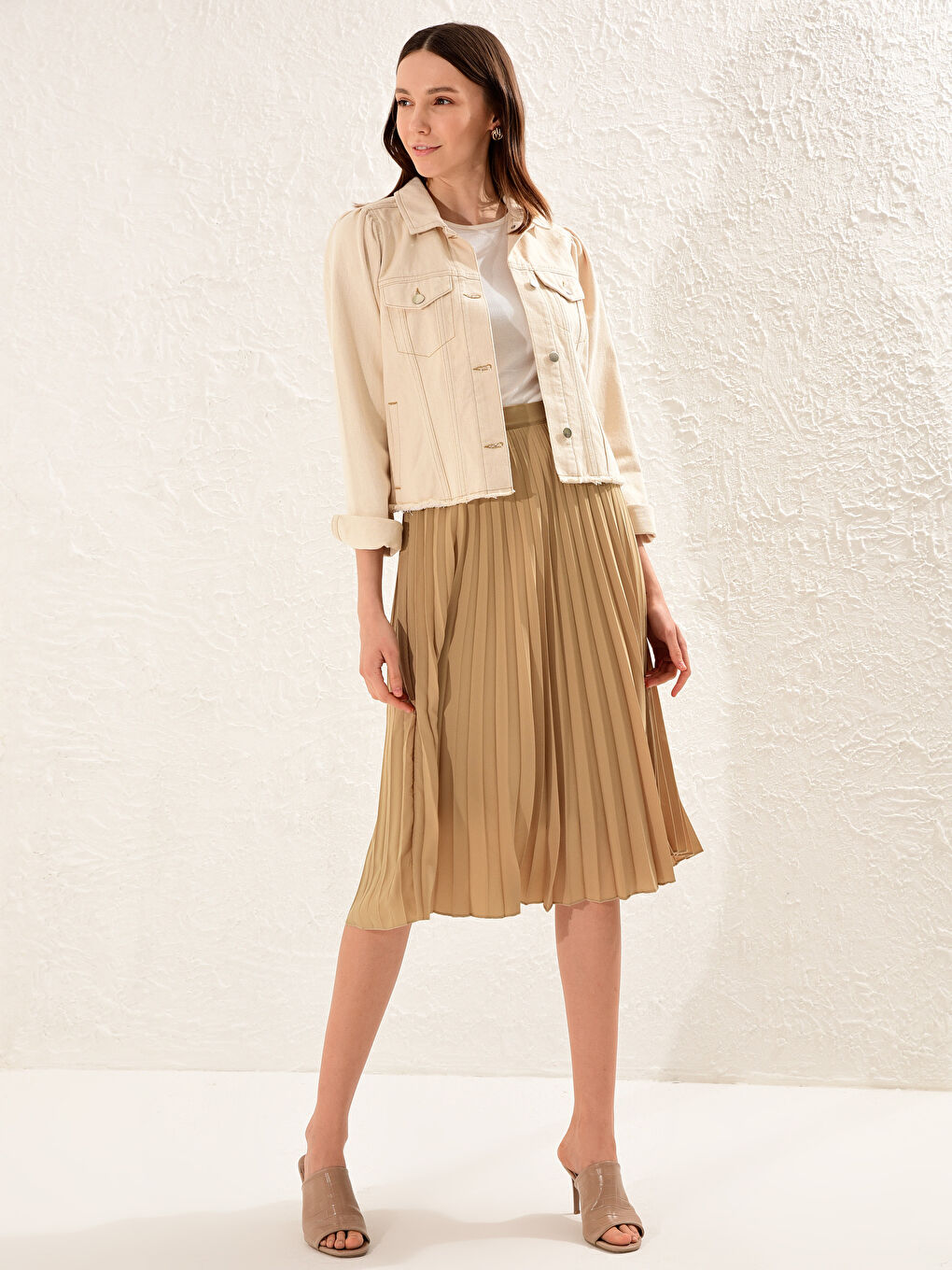 Bej Gömlek Yaka Cep Detaylı Uzun Kollu Kadın Jean Ceket-5