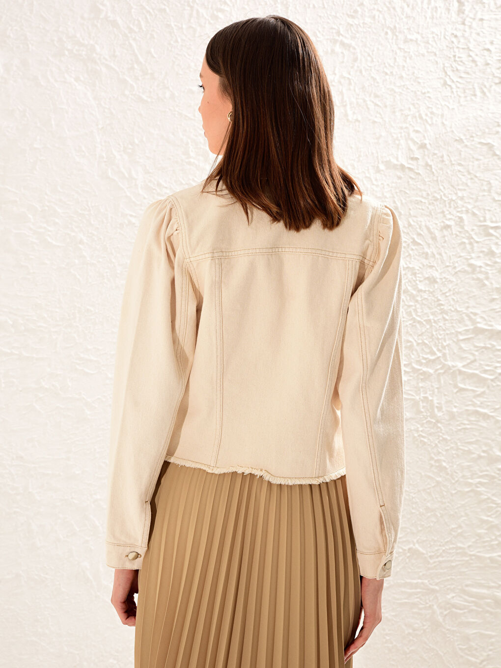 Bej Gömlek Yaka Cep Detaylı Uzun Kollu Kadın Jean Ceket-6