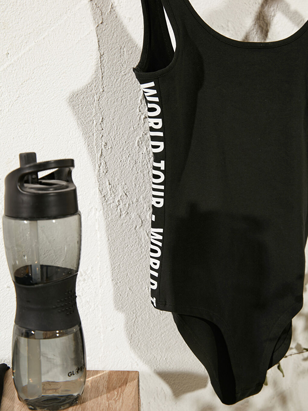 بودي سوت رياضي قطن مطبوع بحروف بياقة على شكل حرف U للسيدات-1