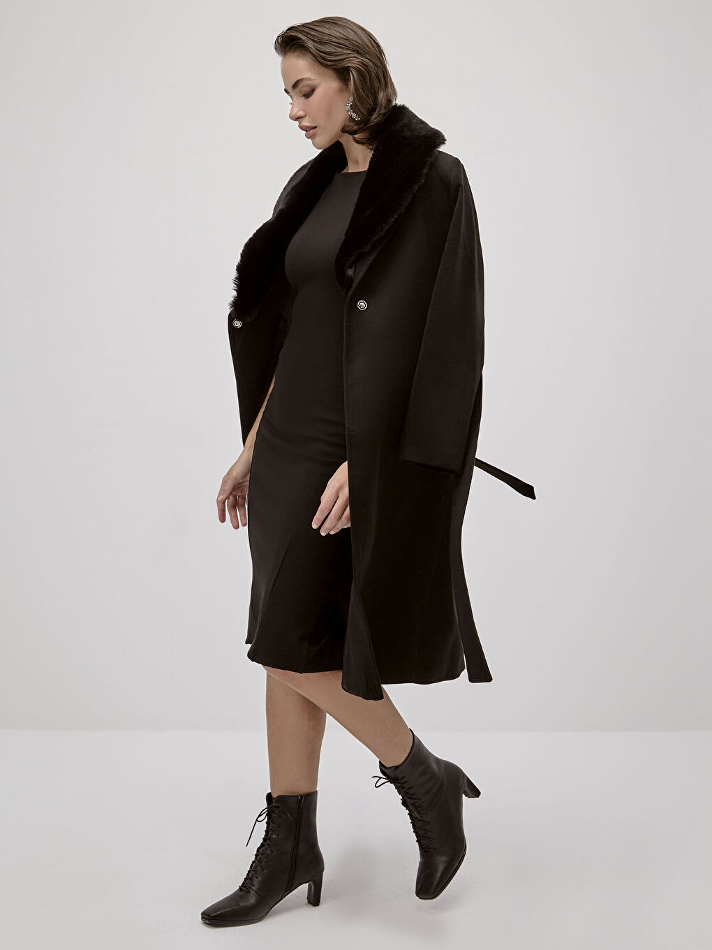 Siyah İncelten Etkili Kolsuz Dar Elbise-2