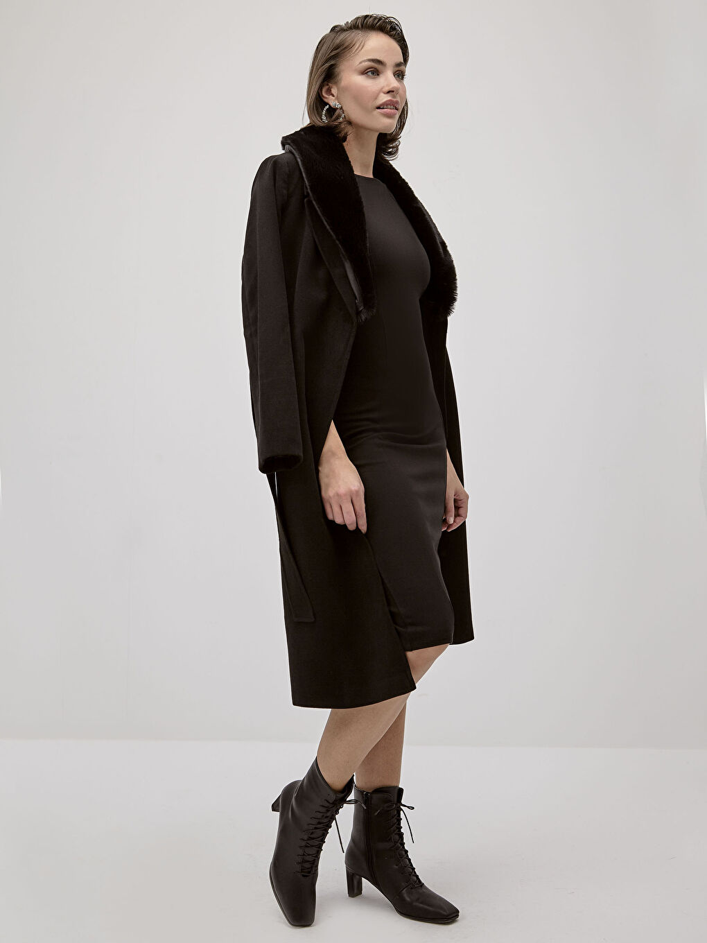 Siyah İncelten Etkili Kolsuz Dar Elbise-3