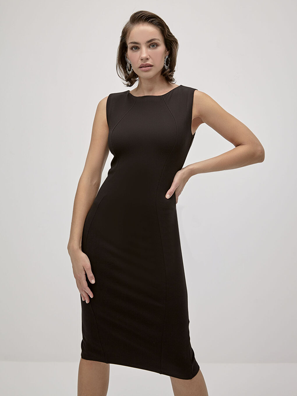 Siyah İncelten Etkili Kolsuz Dar Elbise-4