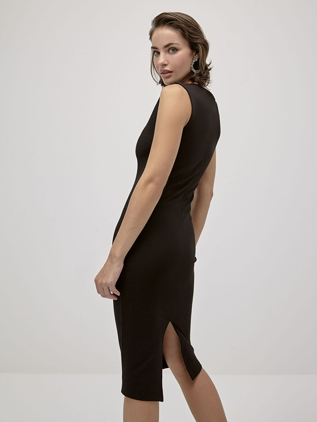 Siyah İncelten Etkili Kolsuz Dar Elbise-5